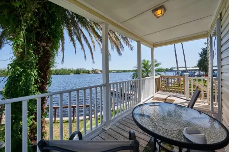 One bedroom cottage on the Homosassa River!