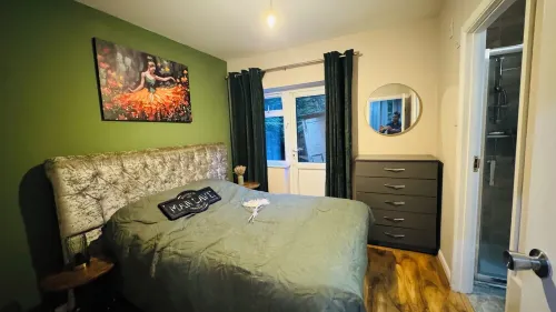 ENTIRE APARTMENT WITH GARDEN AND PARKING GREATER LONDON 10 MINUTES TO WIMBLEDON