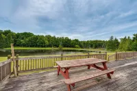 5 Mi to Jay Peak Resort: Cabin w/ Pond Access! -  Privatzimmer