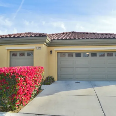Resort Style Home- Pool Table- Walking Distance to Coachella Fest & Stagecoach