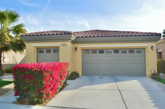 Resort Style Home- Pool Table- Walking Distance to Coachella Fest & Stagecoach