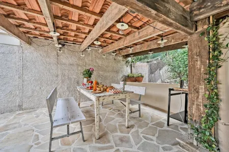 Villa Les Cerisiers : 70's decor, parking, Clim