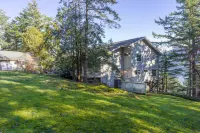 Private Beach, Expansive Decks and Chef's Kitchen - Stunning Coastal Retreat