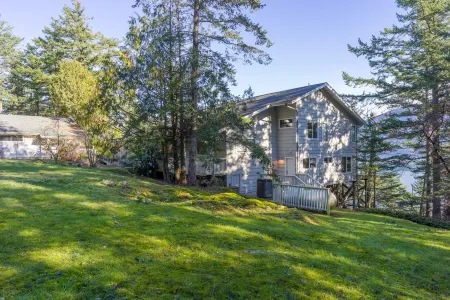 Private Beach, Expansive Decks and Chef's Kitchen - Stunning Coastal Retreat