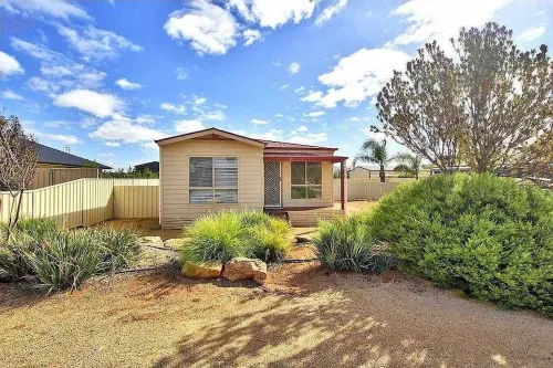 The Palms - Loxton Accommodation, South Australia4 bedroom 2 bathroom home.