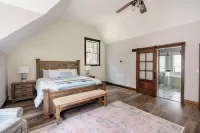 Spacious Luxury Lakefront Home w/ Hottub, Outdoor Sauna, & Gym Near Clemson