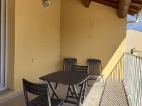 House with terrace T2 bord de sorgue Hotels in Entraigues-Sur-La-Sorgue