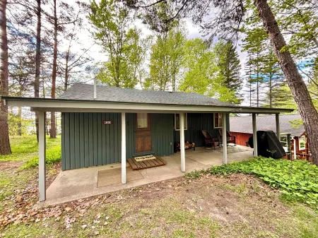 Peaceful 3-Bedroom Getaway on Loon Lake – Paddle, Hike, Unwind