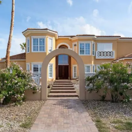 Luxury Island Retreat: Pool, Grotto, Slide, Spa, Mini Golf, Sauna, Sleeps 21