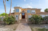 Luxury Island Retreat: Pool, Grotto, Slide, Spa, Mini Golf, Sauna, Sleeps 21