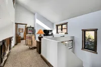 Deluxe Rental Cabin with Private Hot Tub in Wilderness of Evergreen, Colorado