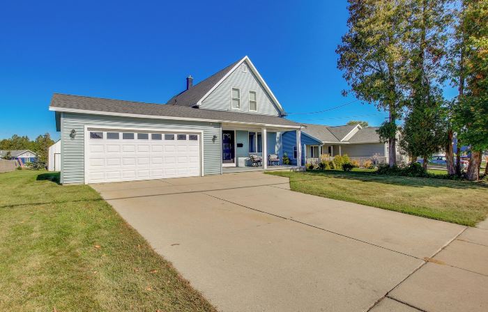 Steps to Lake Michigan: Manitowoc Home w/ Fire Pit