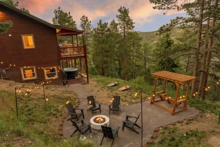 New 4BR Luxe Getaway Stunning Views/ Hot Tub/ Home Theater & Games- Pet Friendly