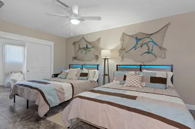 Bring your own boat l Waterfront with dock l Sleeps 9 American Pro Diving Center-Swim With Manatees附近的飯店