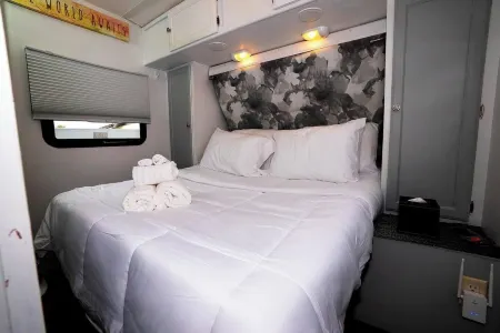 Cozy 2-bedroom RV with WiFi, AC in lovely Spring Hill
