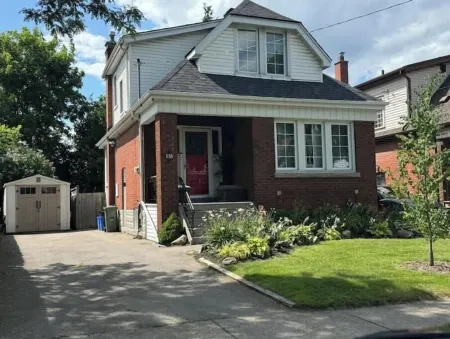 Stylish and cozy century craftsman near escarpment. Minutes to shops & dining!
