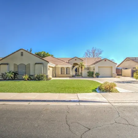 Location! Location! Location! Spacious 4 bedroom with Pool, WiFi, and AC in Mesa