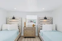 Charming Waterfront Cottage on peaceful Matlacha!  FULL RENOVATION DECEMBER 2024