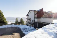 Apartment on the ground floor with terrace. Nice view.100m from the slopes.Quiet