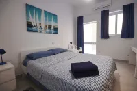 Spacious and comfortable seafront apartment, exceptional views in quiet setting 馬耳他藍湖附近的飯店