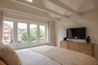 Elegant, sophisticated and unique canal house part of the famous canal district Hotels in Negen Straatjes