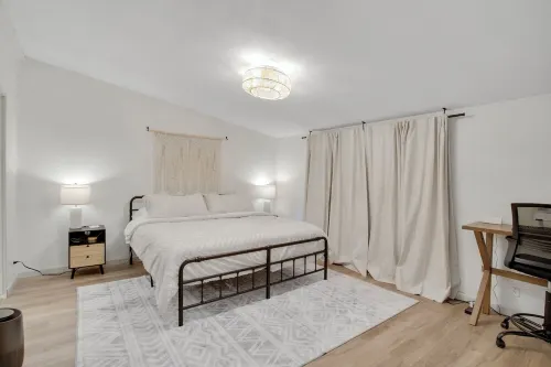 Lakeside King Suite: Luxurious and Cozy with Stunning Golden Hour Views.