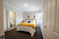 Convinient Cosy Home with everthing around you. Hotels in Kelmscott