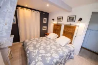 Charming longère in a quiet location 5 minutes from a large sandy beach. Hotels in Ploemeur