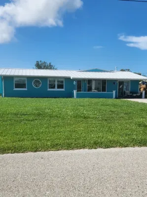 Cozy Blue 4 Miles to beach..Dogs allowed, Hot tub, firepit,