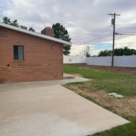 Refurnished and spacious 4 bedroom house, Sleeps 8!