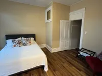 Charming Downtown Apartment with Bluff Views in Historic Decorah. โรงแรมในเดคอราห์