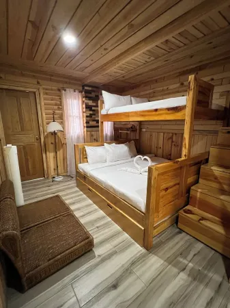 Spacious 5-bedroom wooden chalet in peaceful Sagada with WiFi Отели рядом с достопримечательностью «Sumaguing Cave»