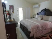 Evertonbnb 22 - Relaxing 2-Bedroom Villa with Pool Hotels in Old Harbour