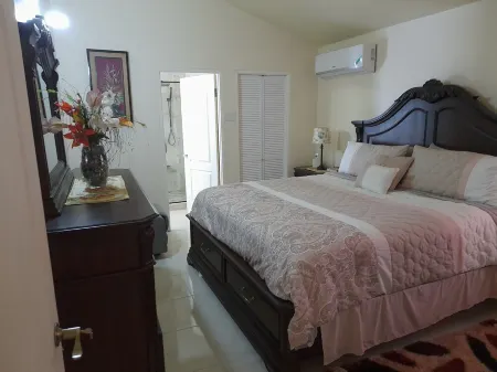 Evertonbnb 22 - Relaxing 2-Bedroom Villa with Pool