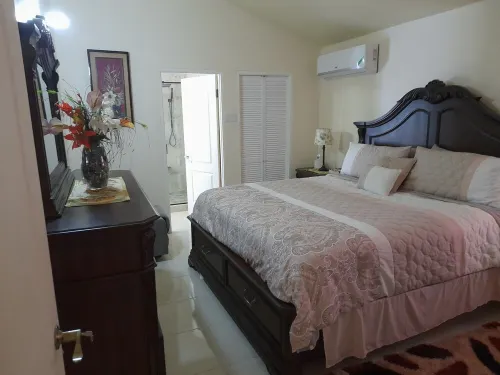 Evertonbnb 22 - Relaxing 2-Bedroom Villa with Pool Hotels in Old Harbour