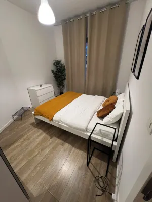 Located 2min from the French community, 10min from debrouckere, 7min from Dansaert Hotel a Sint-Jans-Molenbeek