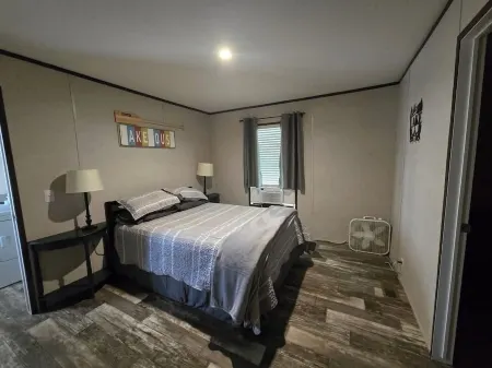 Cozy 2-bedroom home on Lake Secession! Отели в г. Аббевилл Каунти