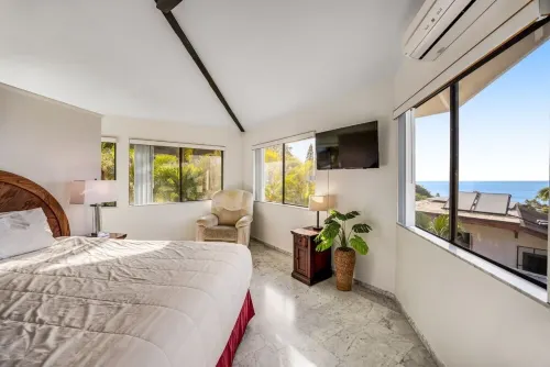 King Suite Oasis: Unwind with Jacuzzi & Bay Views (Unit B) 카내오헤 호텔