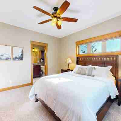 Modern Mountain Retreat/Incredible Mountain Views/Stylish Kitchen/Spotless Rooms