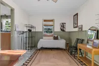 Huckleberry Guest House- Charming 2-bed cottage on serene Thompsons Station farm Hotel a Thompson's Station