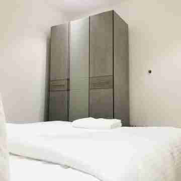 The Diamond Suite 15 mins from the airport for family, friends and Holiday relax Rooms