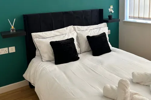 City Centre Luxury Stay! Minutes away from Train Station