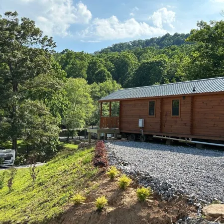 Cozy 1 bedroom cabin in charming Hiawassee with WiFi, AC & HeatAdults only.
