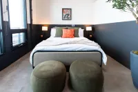 Heart of DTSA 2 bed apartment with AC and 65inch Roku tv