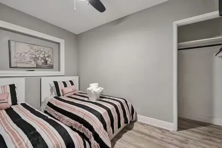 Charming 3-bedroom house with WiFi, AC in fantastic Miami Отели рядом с достопримечательностью «Beijing Mart»