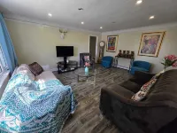 The Blue Door Retreat. Cottage style living in the city!!! Hotels in Courtice