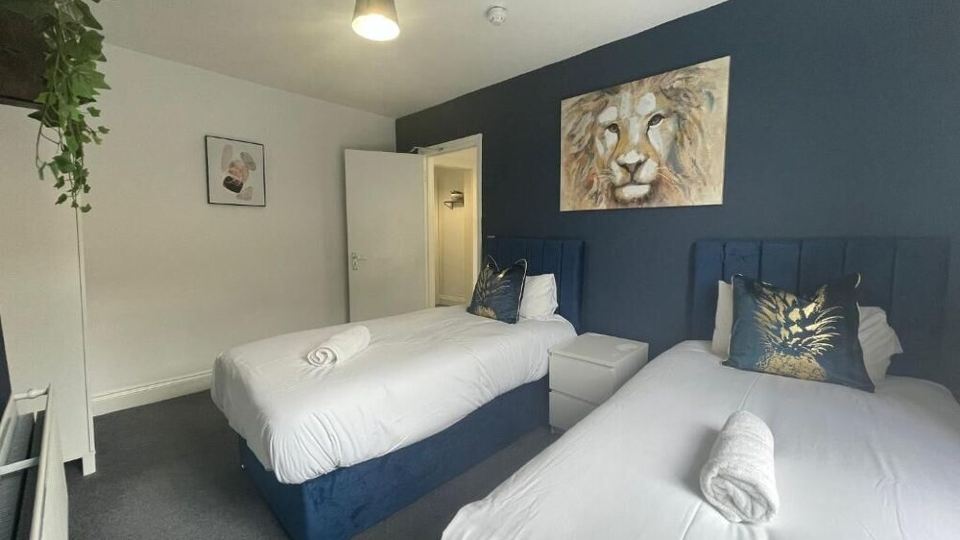 Central Hove 5 Bedroom Flat BN332AWES
