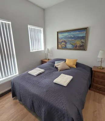 New and beautiful spacious pent-house apartment Hotels in Arbaer