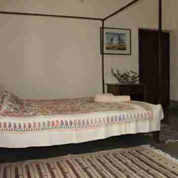 Double/Twin room with en-suite in a Vintage Villa with a Garden & a long balcony Rooms