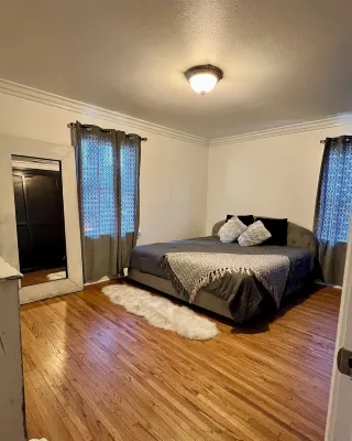 Charming 3-bedroom house with WiFi, pool and jacuzzi in Los Angeles Hotels in Reseda